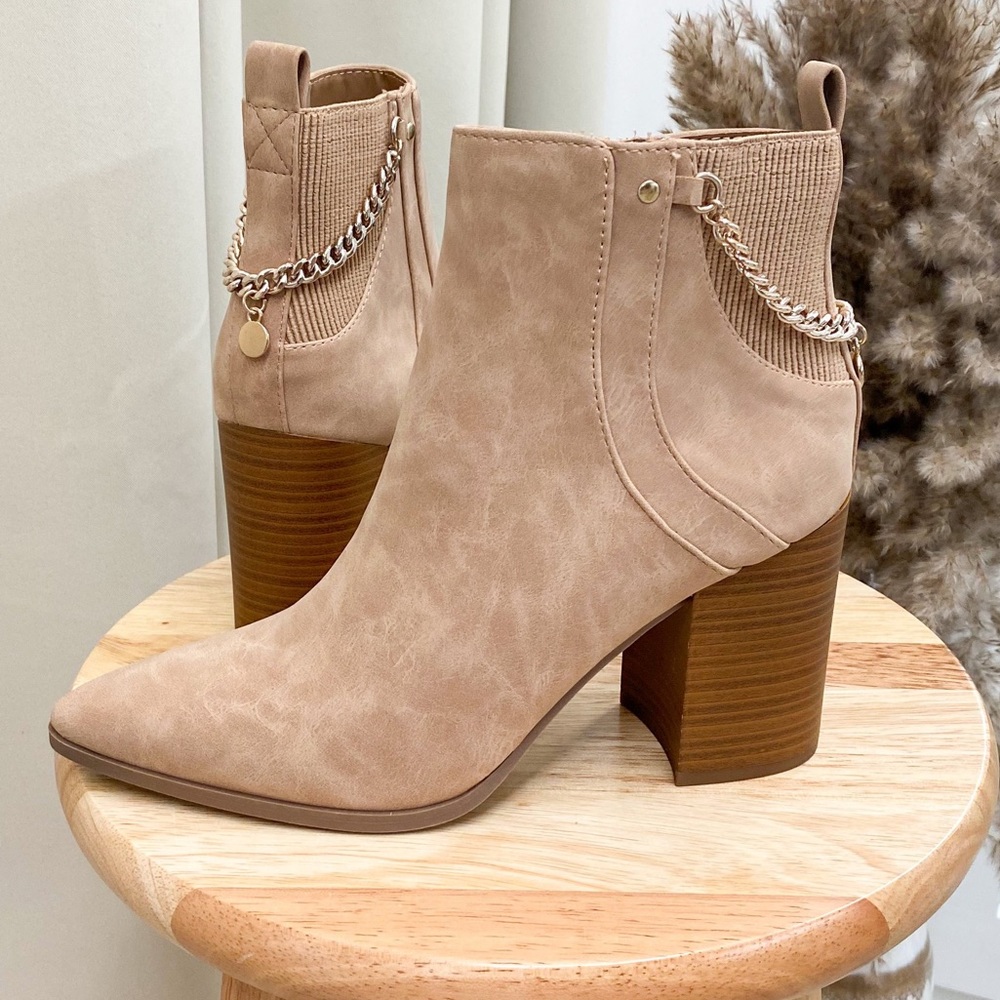 ⚠️ Last Pair ⚠️  Gold Chain Booties